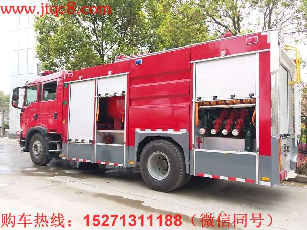 重汽豪沃干粉水聯(lián)用消防車該車設有一個干粉罐加一個水罐,罐頂端安裝一門干粉炮和一門水泡,干粉系統(tǒng)包含一個干粉卷盤,一個氮氣瓶架(裝有6個40升的鋼瓶,其中3個為備用氮氣瓶)和一套管路系統(tǒng)。