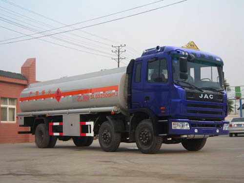 江淮前雙橋小三軸化工液體運(yùn)輸車(chē)